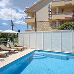 A2-apt W Shared Pool & Balcony Next To The Traù