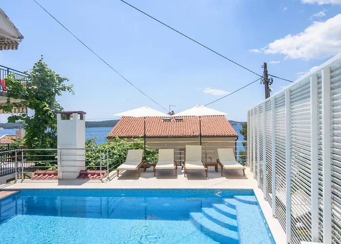 A2-apt W Shared Pool & Balcony Next To The * Trogir