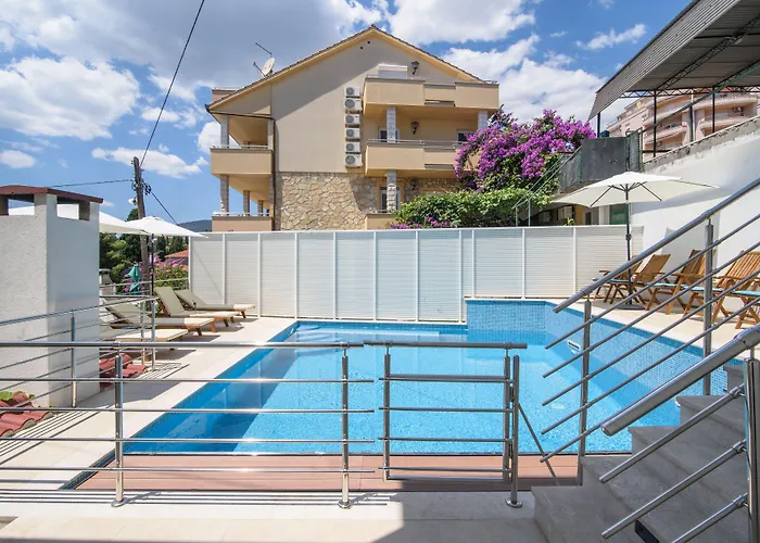 A2-apt W Shared Pool & Balcony Next To The