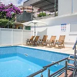 A2-apt W Shared Pool & Balcony Next To The * 트로기르
