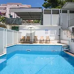 A2-apt W Shared Pool & Balcony Next To The 아파트 트로기르