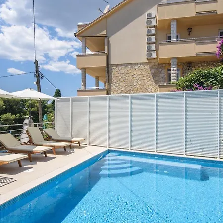 A2-apt W Shared Pool & Balcony Next To The Trogir