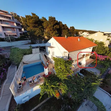 A2-apt W Shared Pool & Balcony Next To The * Трогир