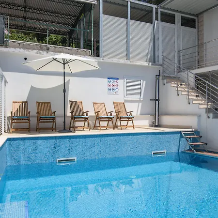 Apartmán A2-apt W Shared Pool & Balcony Next To The Trogir