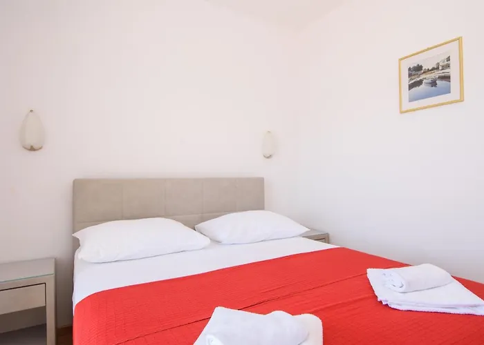 A2-apt W Shared Pool & Balcony Next To The * トロギール
