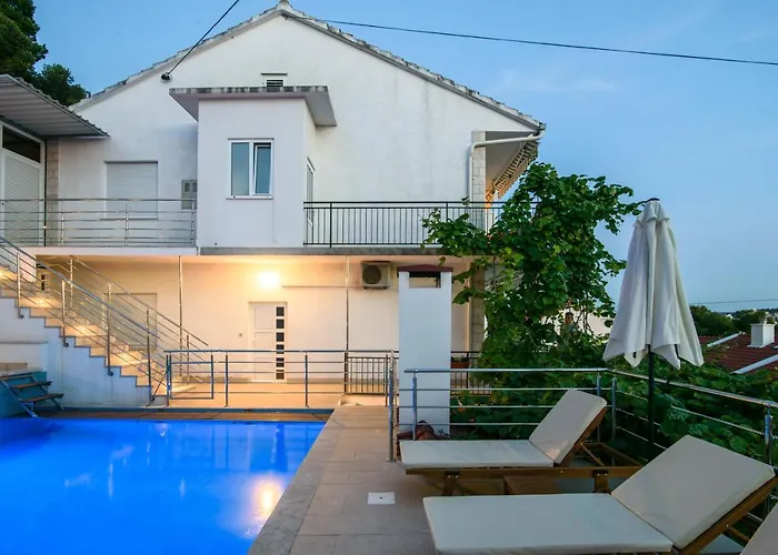 A2-apt W Shared Pool & Balcony Next To The アパート *