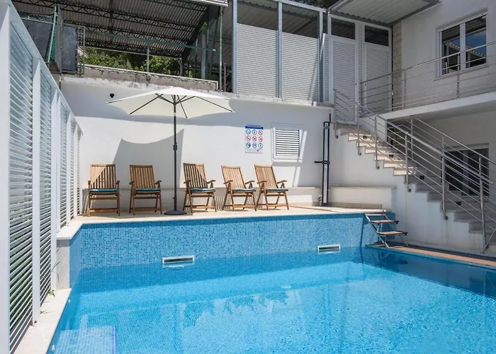 A2-apt W Shared Pool & Balcony Next To The トロギール