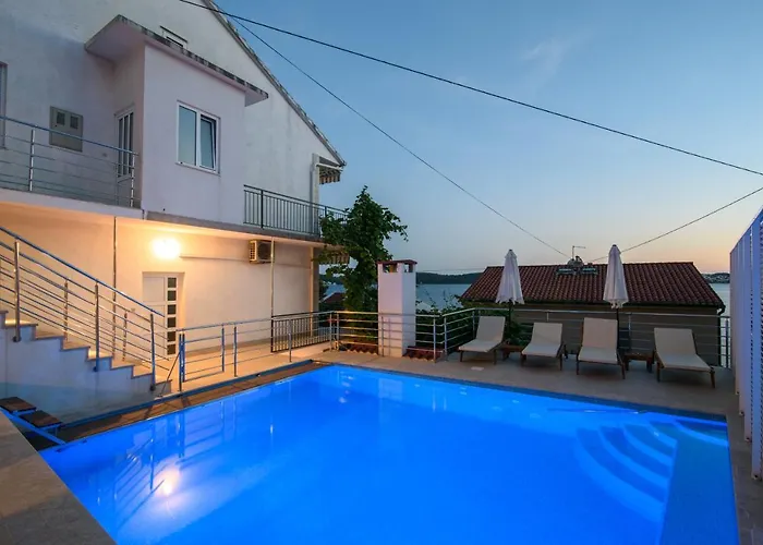 A2-apt W Shared Pool & Balcony Next To The アパート トロギール