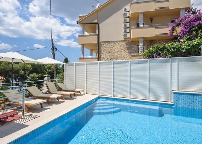 A2-apt W Shared Pool & Balcony Next To The トロギール
