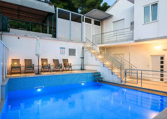 A2-apt W Shared Pool & Balcony Next To The アパート