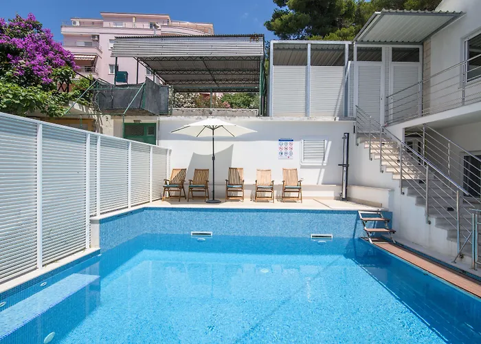 A2-apt W Shared Pool & Balcony Next To The アパート トロギール