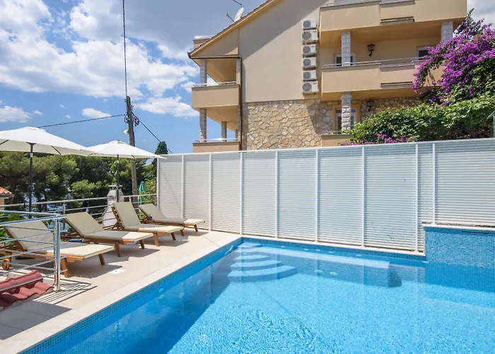 A2-apt W Shared Pool & Balcony Next To The アパート