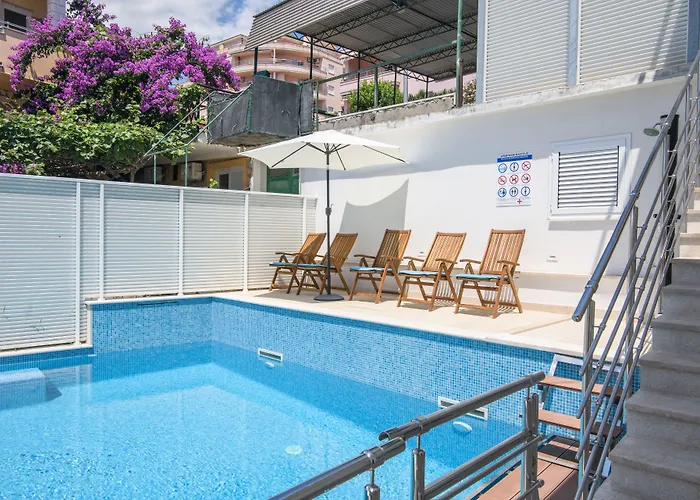 A2-apt W Shared Pool & Balcony Next To The トロギール