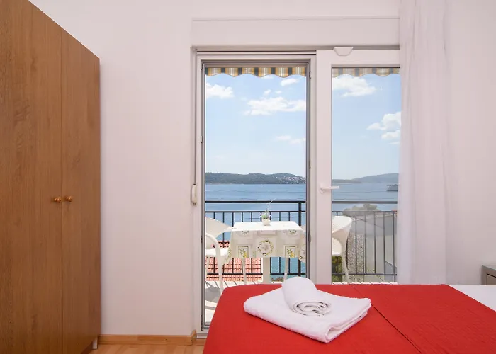 A2-apt W Shared Pool & Balcony Next To The トロギール