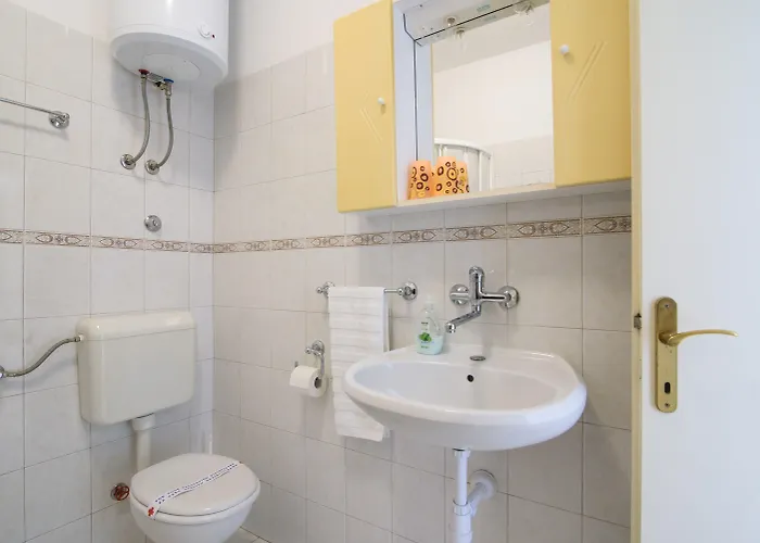 アパート A2-apt W Shared Pool & Balcony Next To The トロギール