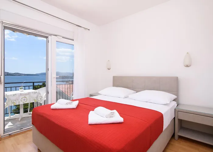A2-apt W Shared Pool & Balcony Next To The * トロギール