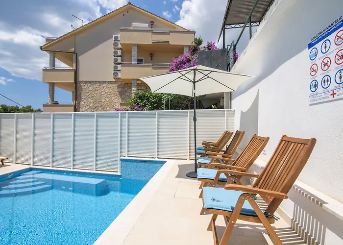 アパート A2-apt W Shared Pool & Balcony Next To The トロギール