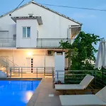 A2-apt W Shared Pool & Balcony Next To The Apartmán *