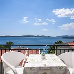 A2-apt W Shared Pool & Balcony Next To The