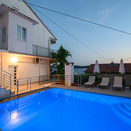 A2-apt W Shared Pool & Balcony Next To The Apartmán Trogir