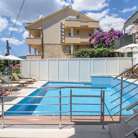 A2-apt W Shared Pool & Balcony Next To The